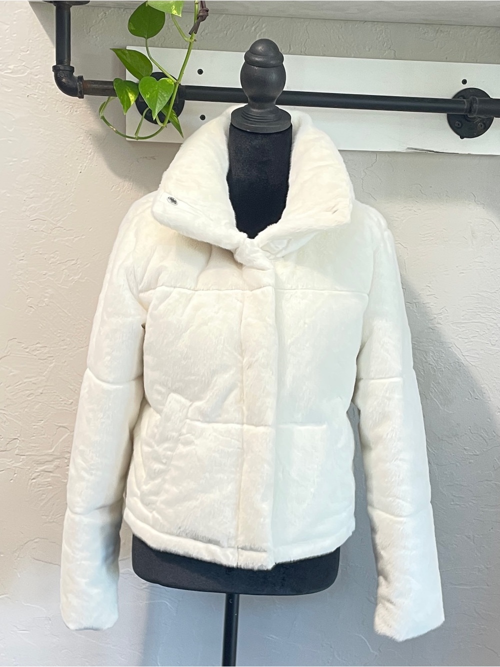 Abercrombie & Fitch Women's White Faux Fur The A&F Mini Puffer Quilted Button XS